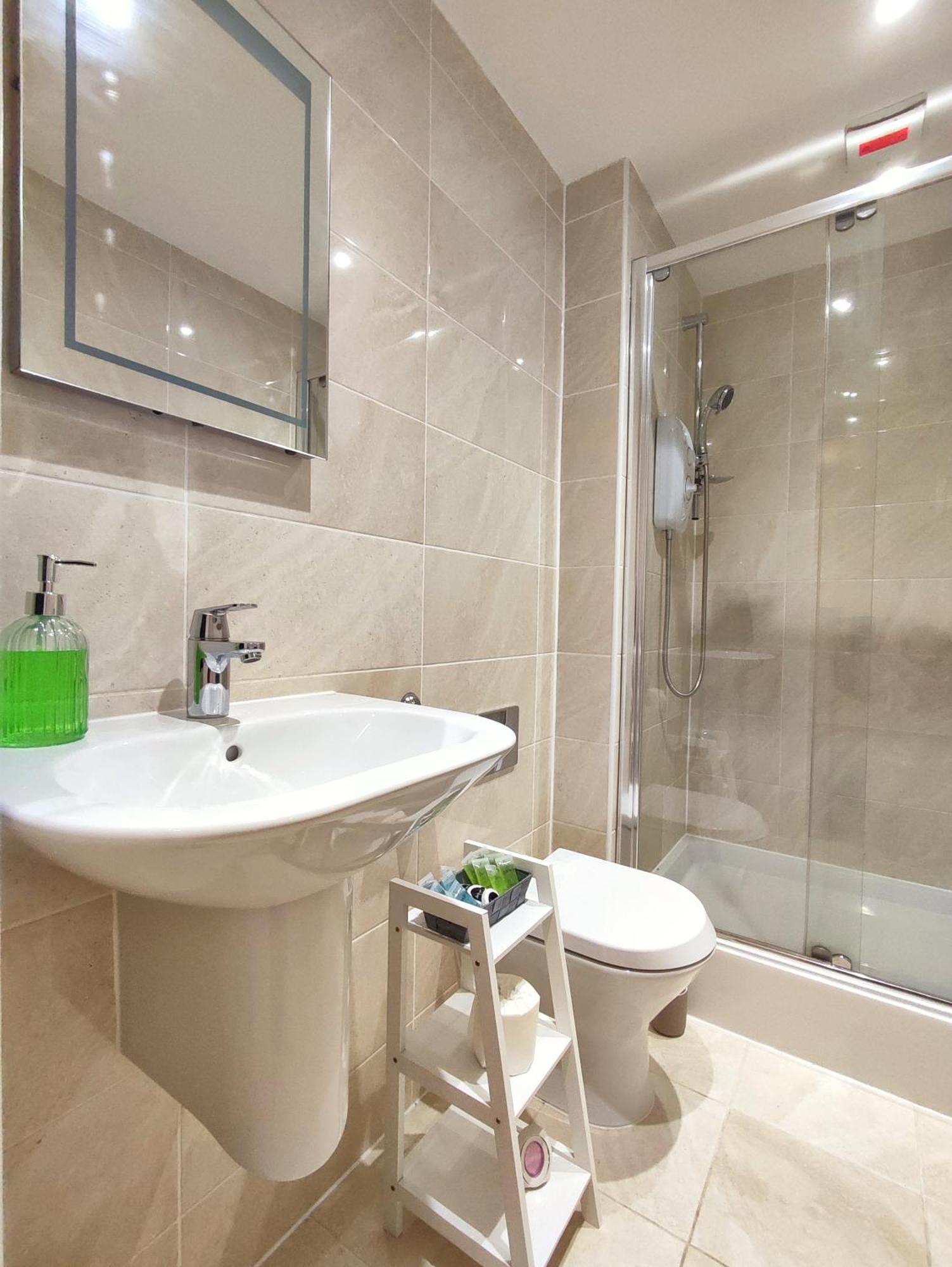 Duplex Apartment In Leeds With King Size Bed - Long Stay Rates Available 외부 사진